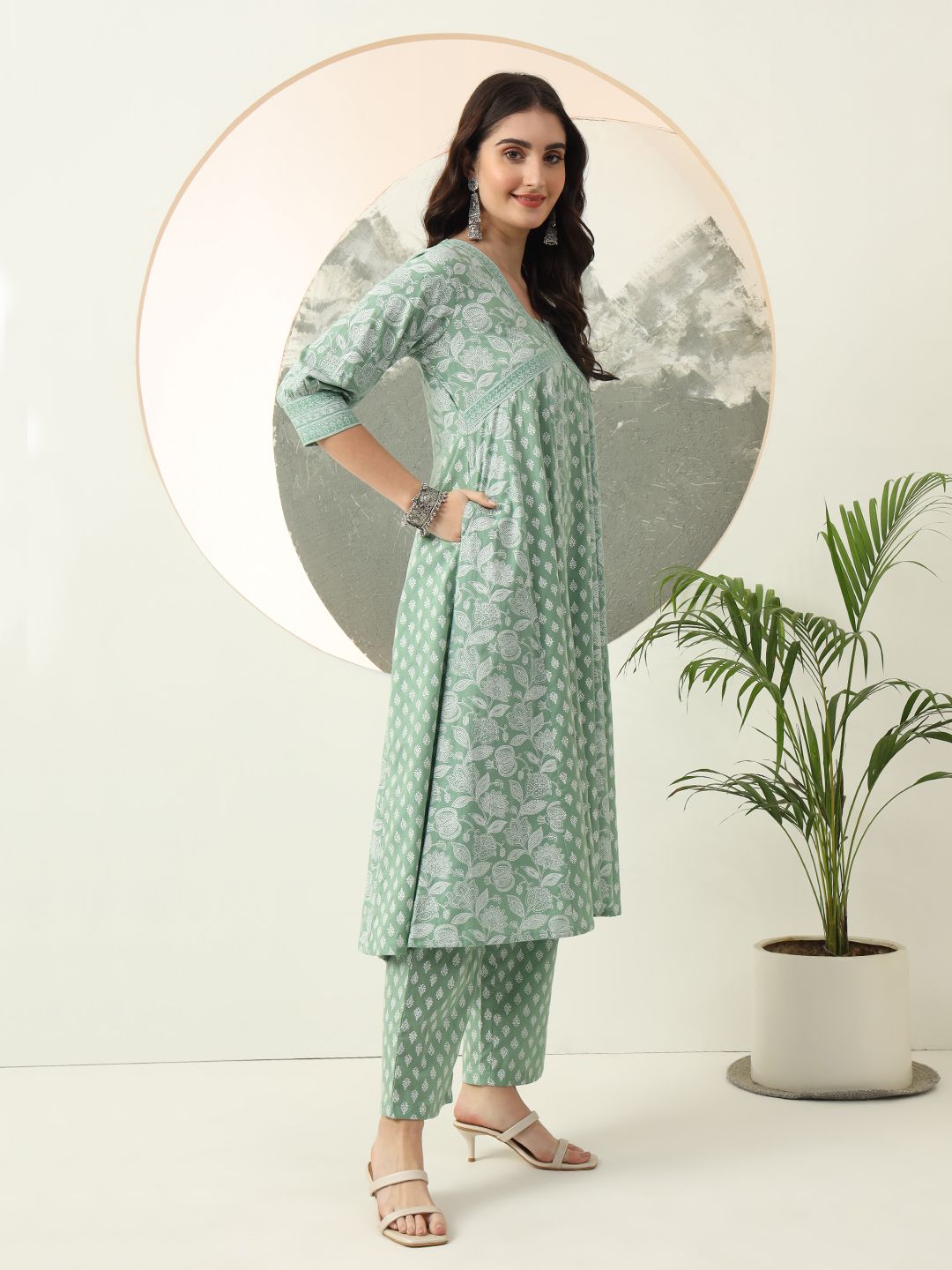 Royal Green Cotton Kurta Dupatta Set for a Regal Ethnic Appearance