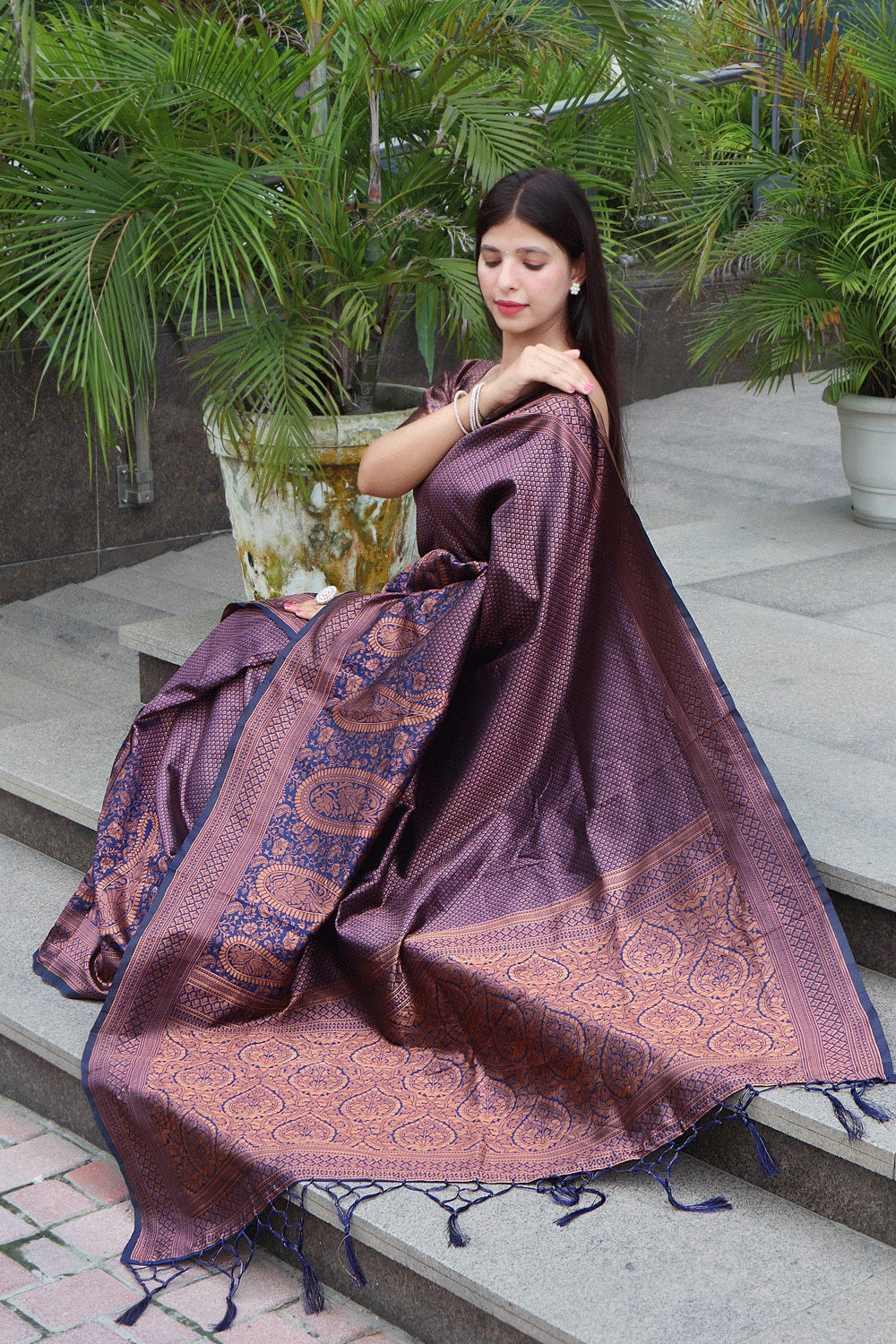Stunning Navy Blue Pure Soft Silk Saree with Enigmatic Blouse Piece